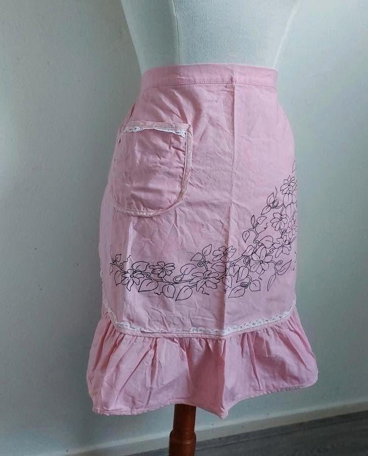 Vintage roze schort met kant en borduurmotief nostalgie, Huis en Inrichting, Keuken | Textiel, Ophalen of Verzenden, Nieuw, Roze