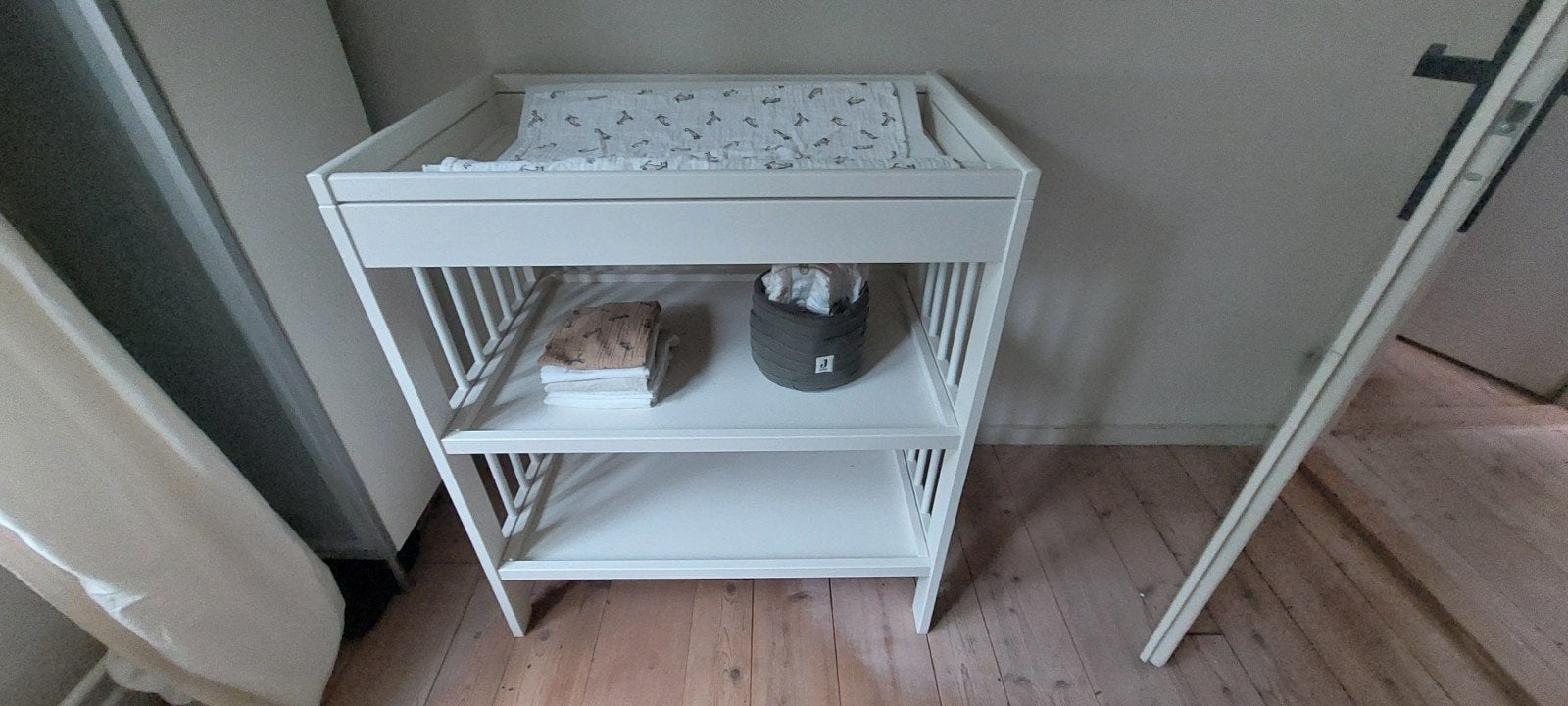 Witte commode met 2 planken en opstaande rand, Ophalen