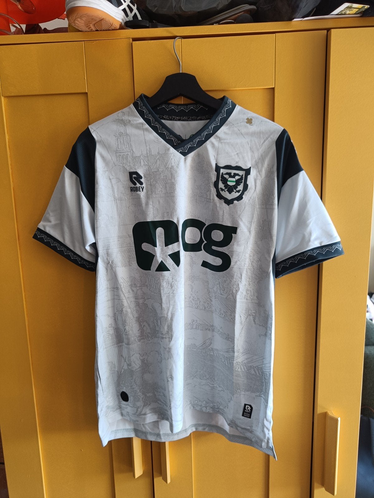 FC Groningen Gronings ontzet (Bommen Berend) tenue, Maat L, Ophalen of Verzenden, Zo goed als nieuw, Shirt