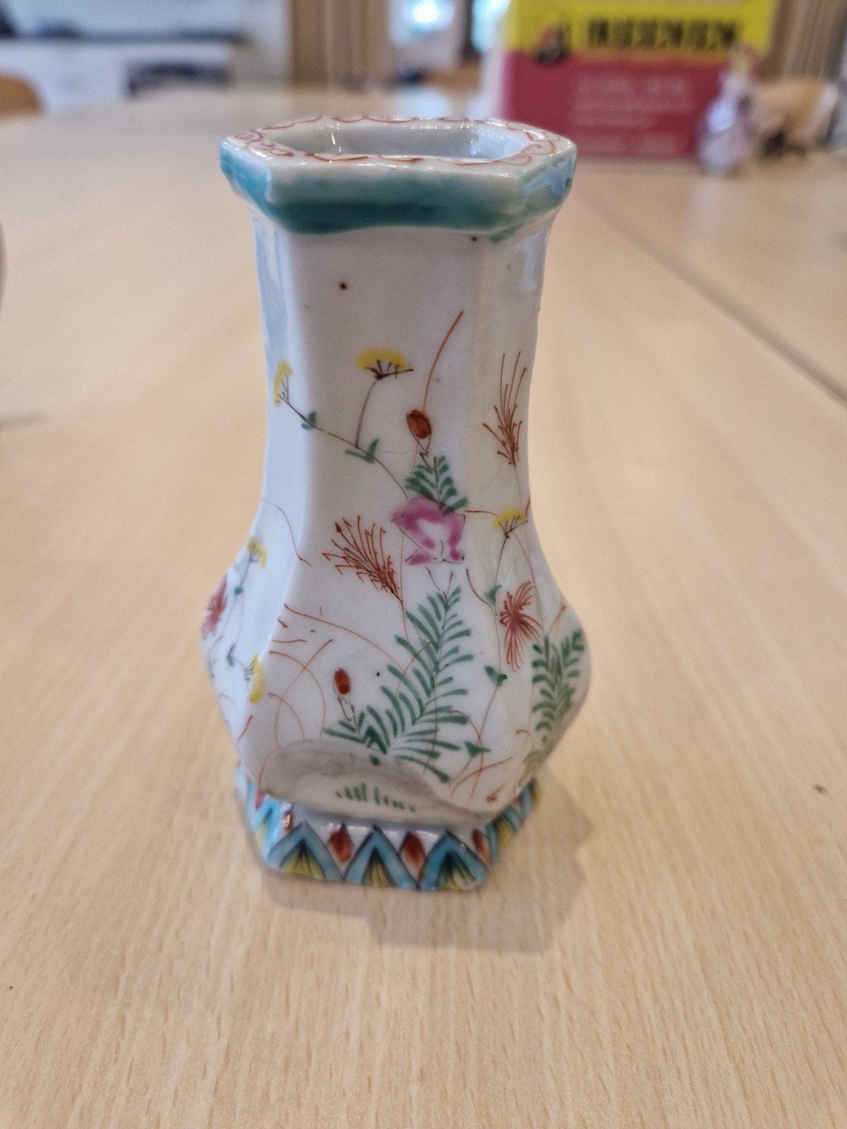 Antieke Chinese porseleinen vaasje met bloemmotief, Antiek en Kunst, Ophalen of Verzenden