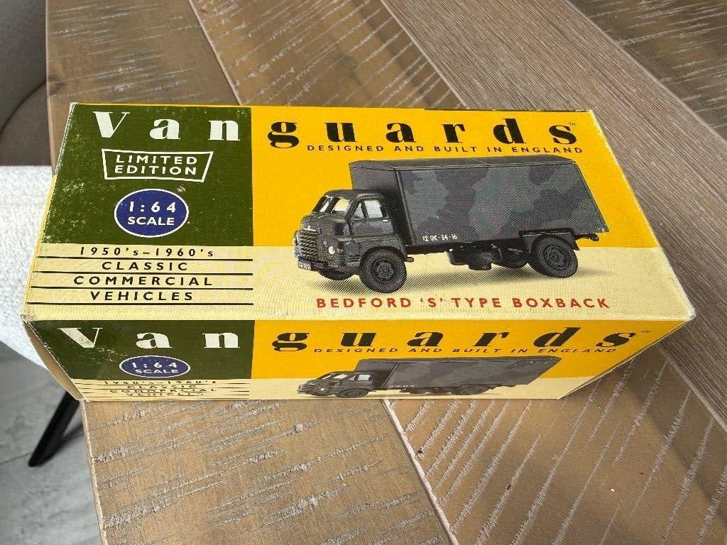 Vanguards Bedford 'S' Army Boxback - Nieuw (NOS) 1:64, Hobby en Vrije tijd, Ophalen of Verzenden, Nieuw, Bus of Vrachtwagen