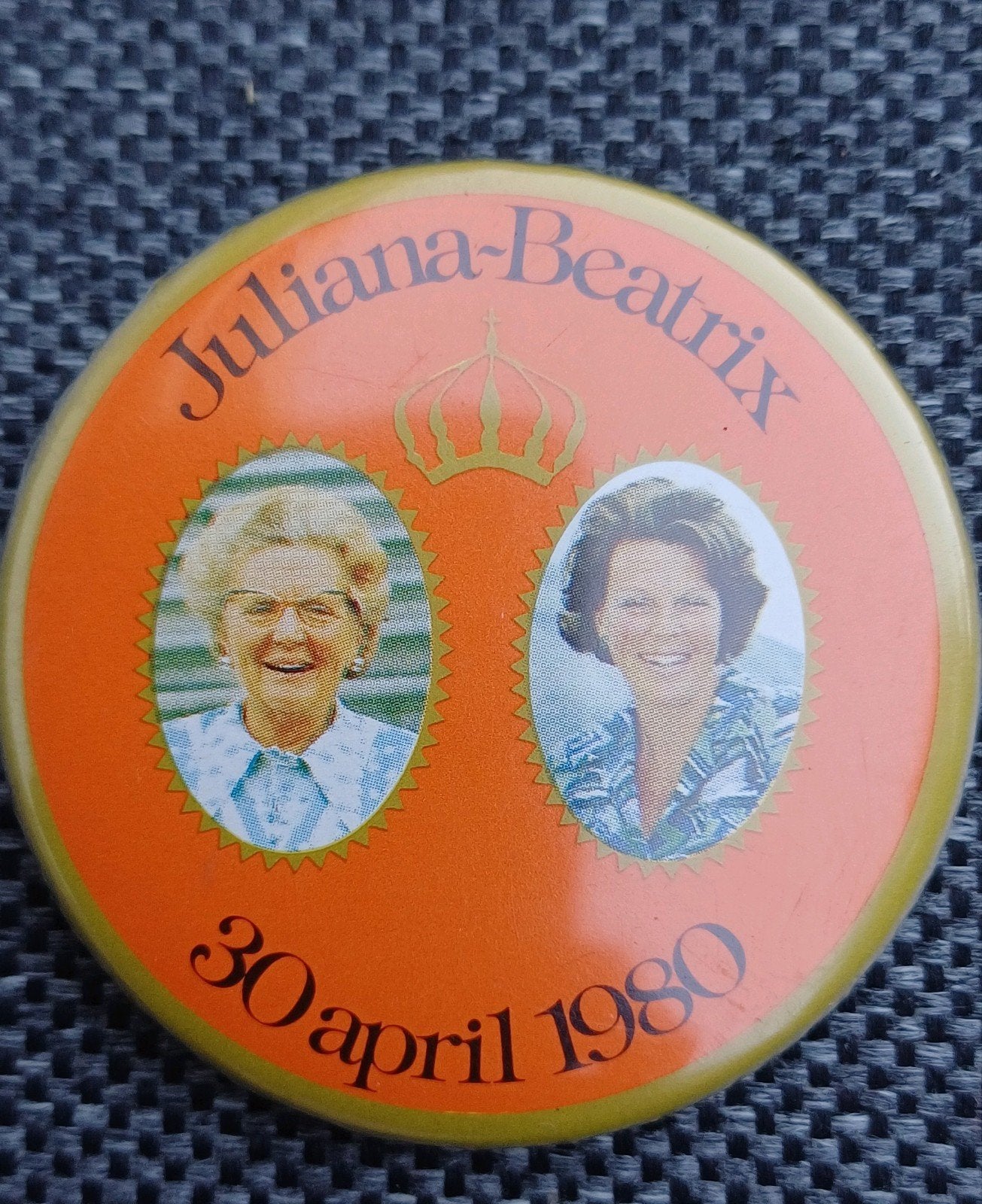 Button troonwisseling Juliana Beatrix 30 april 1980, Verzamelen, Ophalen of Verzenden, Gebruikt, Nederland, Speld(je) of Lepel(tje)