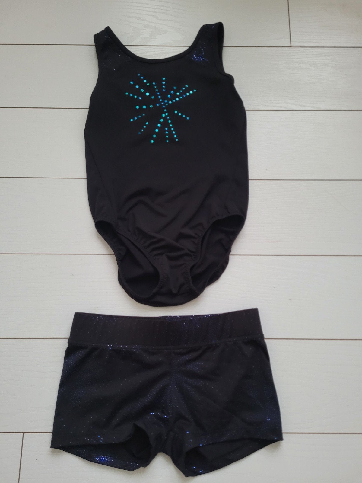 Turnpakje met broekje, blauwe glitters, maat 104-110, Sport en Fitness, Turnen, Zwart, Overige typen, Ophalen of Verzenden, Zo goed als nieuw