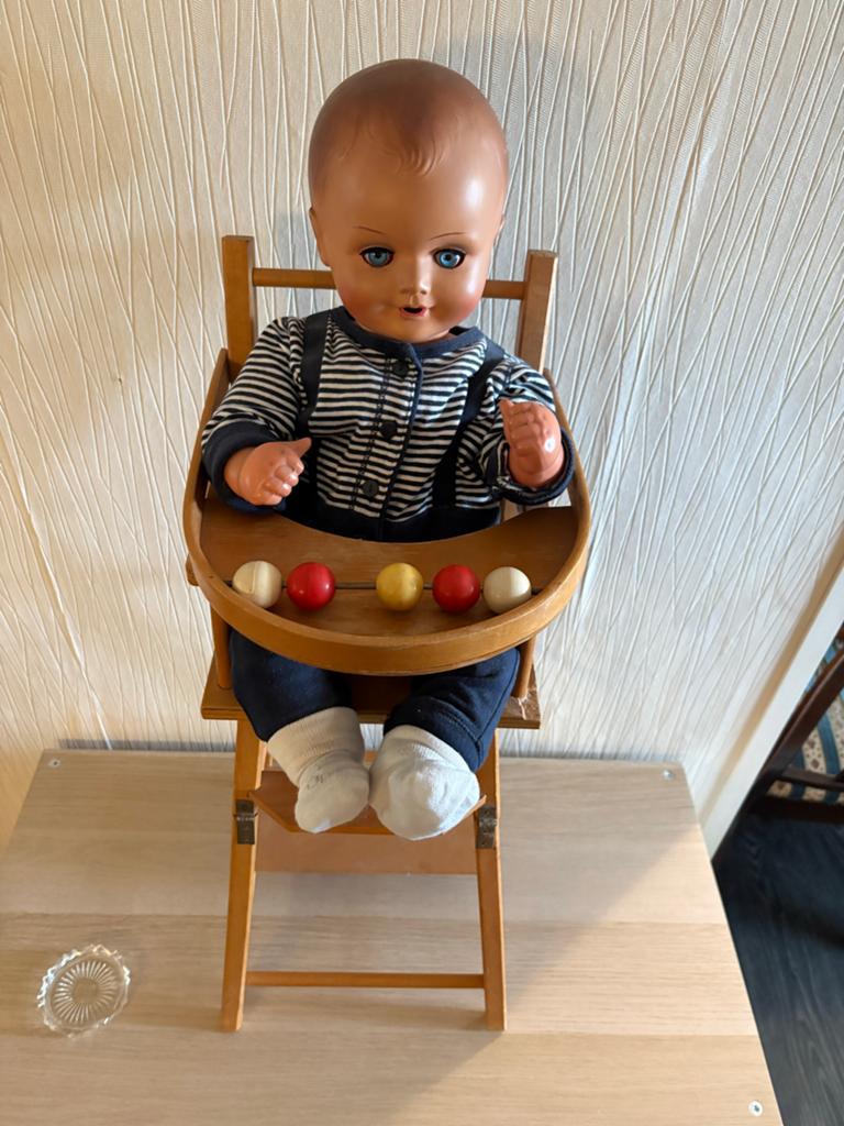 Vintage Babypop in Houten Kinderstoel inklapbaar, Kinderen en Baby's, Speelgoed | Poppen, Gebruikt, Babypop, Ophalen of Verzenden