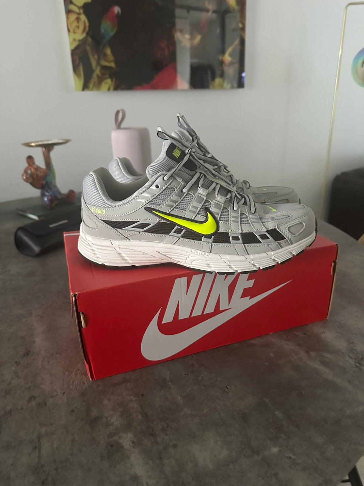 Nike P6000 Wolf Grey / Volt 41 ALS NIEUW, Kleding | Heren, Schoenen, Ophalen of Verzenden, Zo goed als nieuw, Overige kleuren