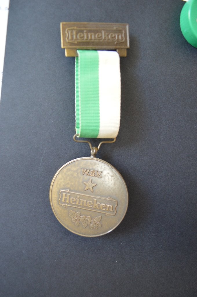 mooie oude/ vintage metalen Heineken medaille, Ophalen of Verzenden, Overige materialen, Nederland