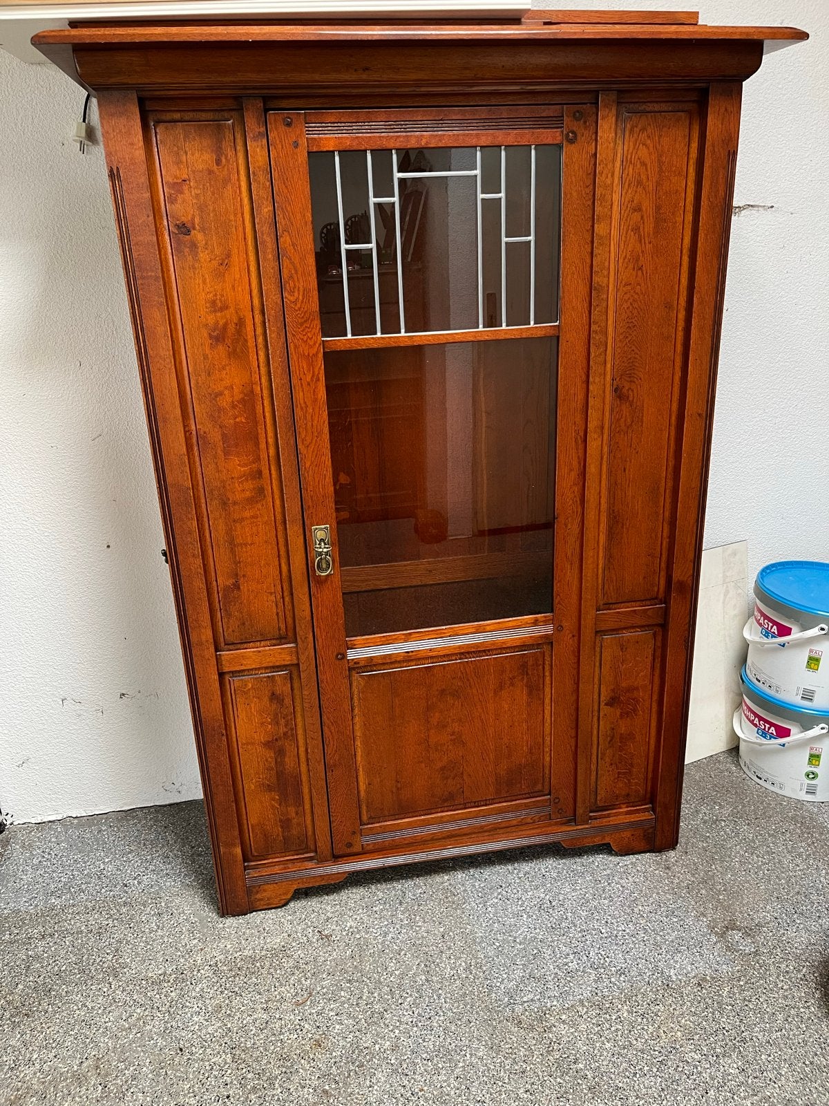 Antieke houten kast met glazen deur, Ophalen