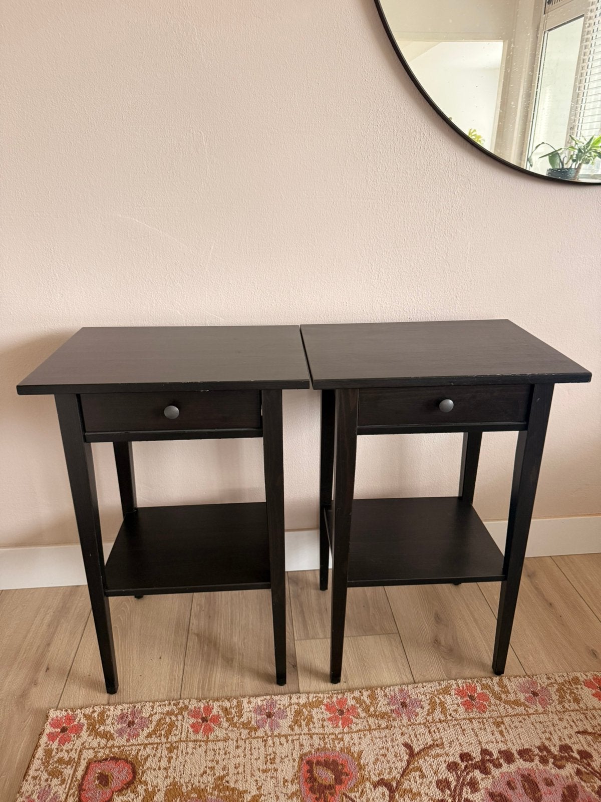 Te koop: 2 zwarte IKEA HEMNES nachtkastjes