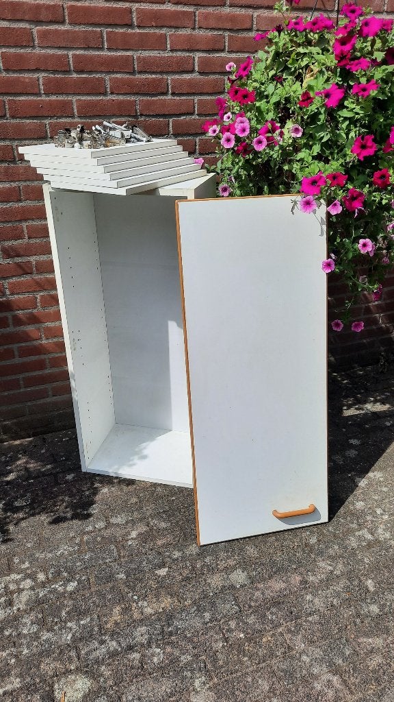 Gratis af te halen: 2 keuken(hang)kastjes voor schuur e.a., Ophalen, Gebruikt, 50 tot 100 cm, 25 tot 50 cm