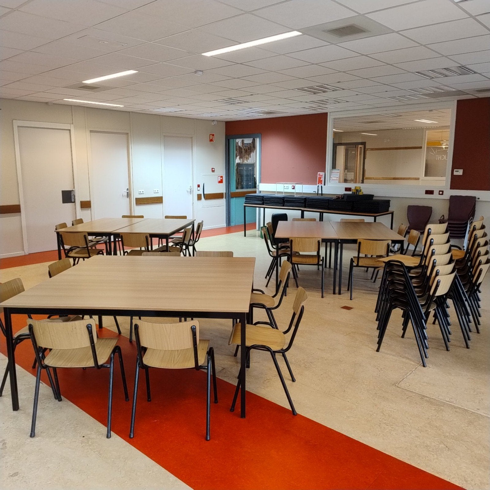Volledige kantine/vergader inrichting - 36 stoelen/6 tafels, Gebruikt, School, Functioneel, Praktisch, Overige kleuren, Ophalen of Verzenden