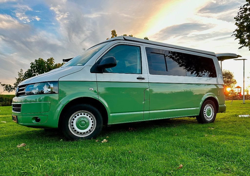 Volkswagen T5, Verlengde Retro Camper, nieuw interieur, Buscamper of Camperbus, Particulier, 5 tot 6 meter, 5 tot 6 meter
