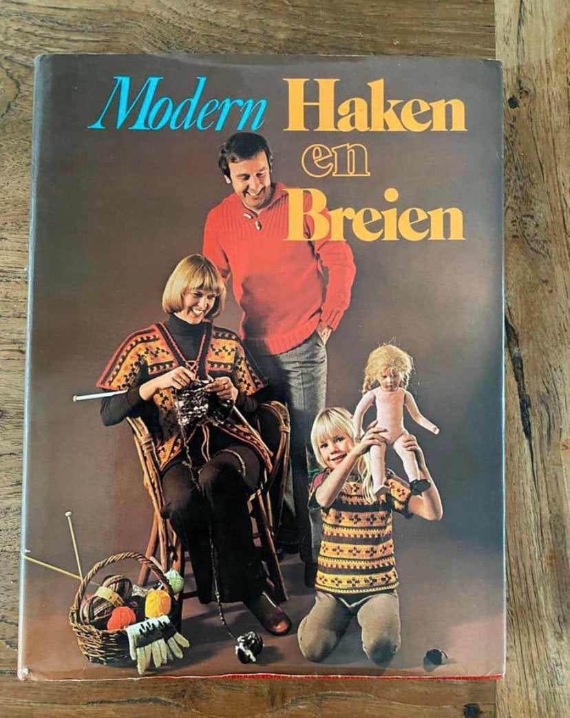 Vintage handwerkboek:  Modern Haken en Breien, Hobby en Vrije tijd, Breien en Haken, Ophalen of Verzenden, Zo goed als nieuw, Breien of Haken