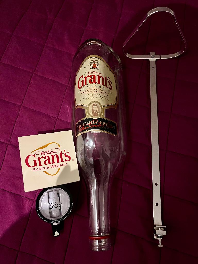 Whisky Grants; 3.5cl Spiritus Dispenser met Muurbeugel, Ophalen of Verzenden, Zo goed als nieuw, Gebruiksvoorwerp