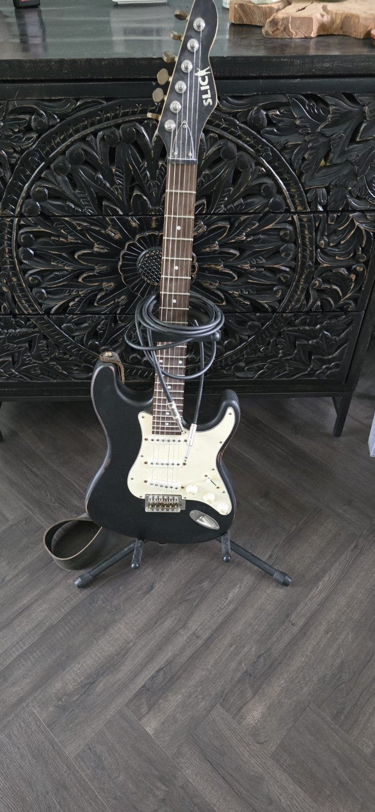 Slick SL57 Stratocaster Relic – zwart + leren gitaarband + s, Ophalen, Solid body, Overige merken