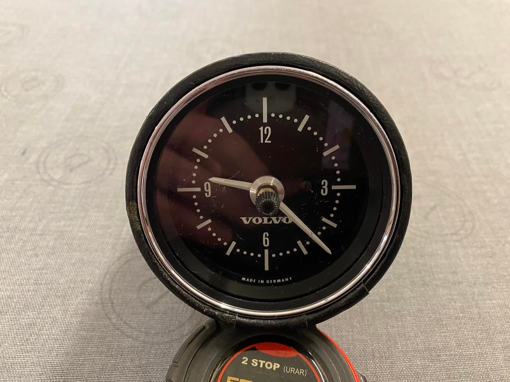 Volvo oldtimer klok met houder nette staat., Ophalen of Verzenden