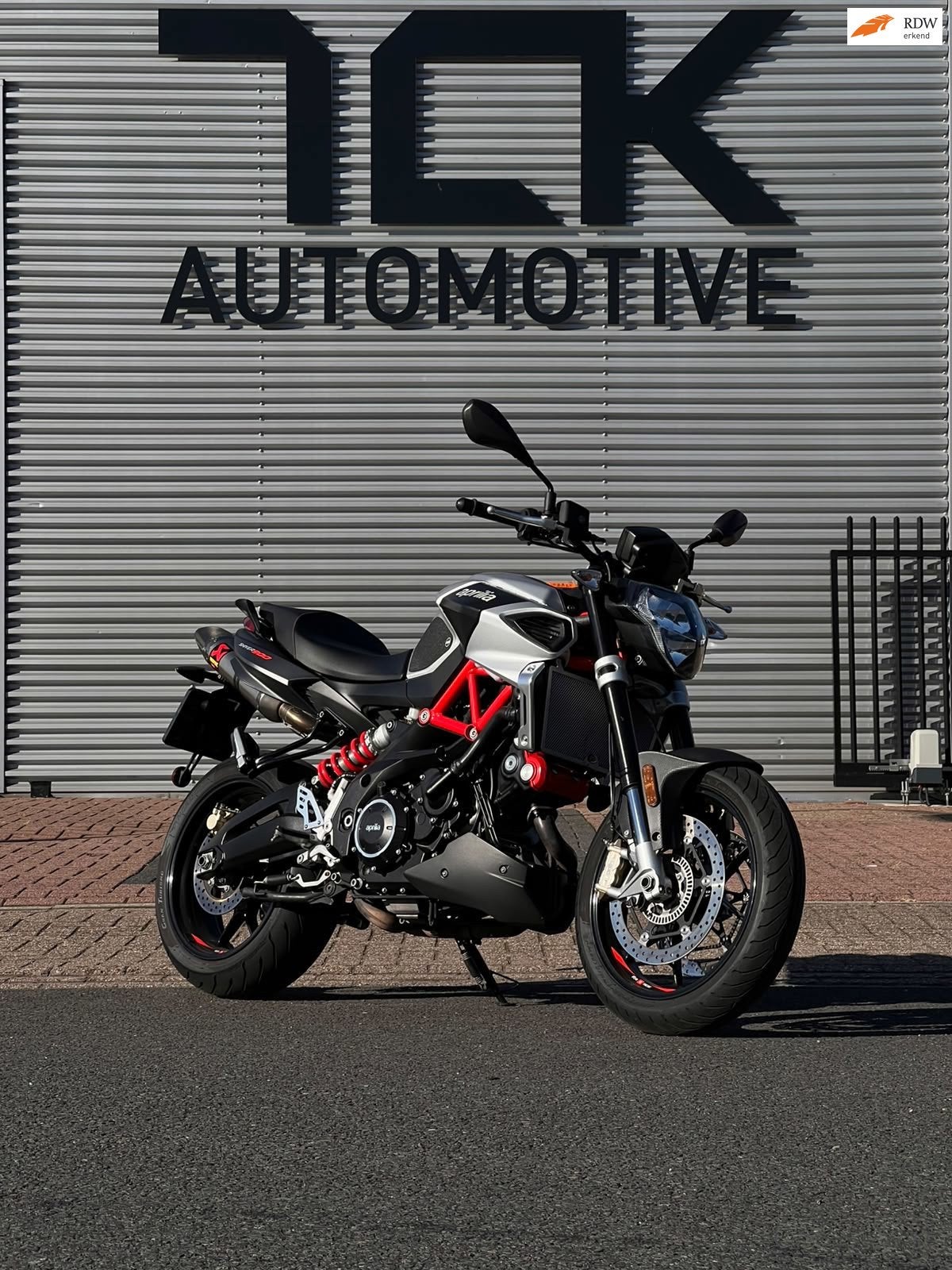 Aprilia Shiver Dorsoduro 900 AKRA|QUICKSHIFTER|95PK|RIJMODI, Motoren, 896 cc, Meer dan 35 kW, Toermotor, Handgeschakeld
