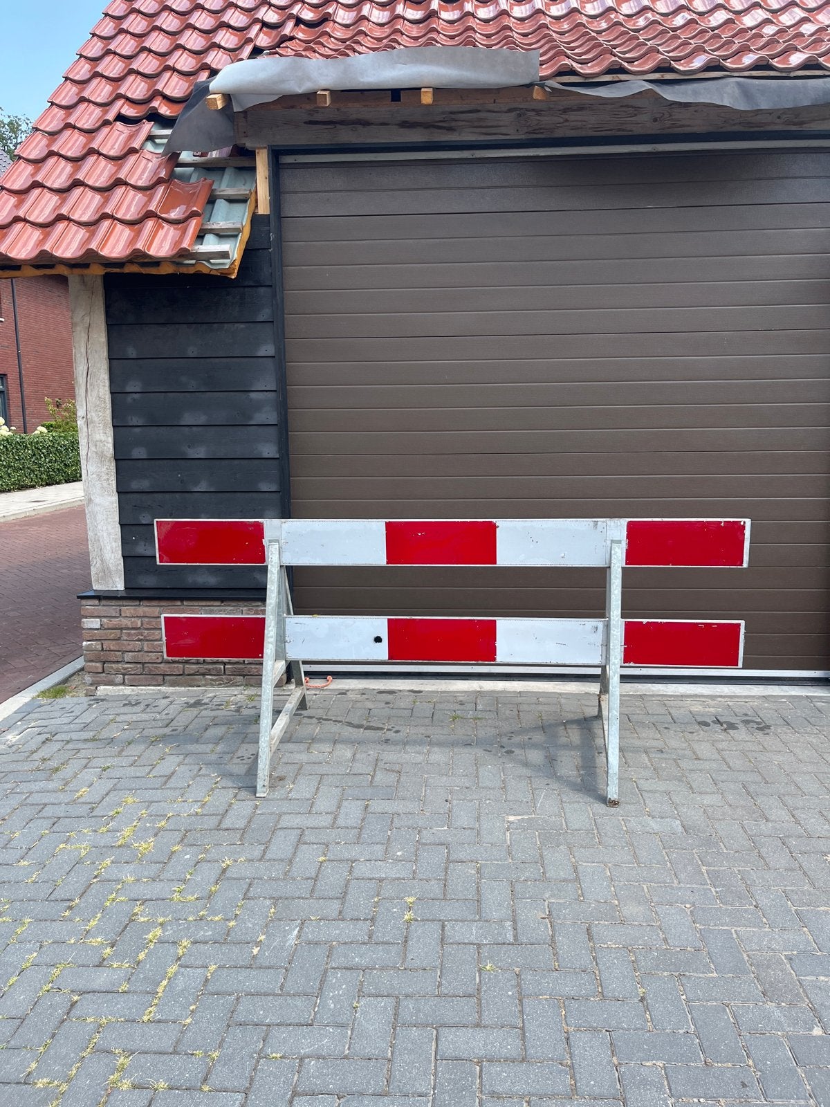 2 Verkeersheken rood-wit, aluminium met metaalen poten, Ophalen, Gebruikt