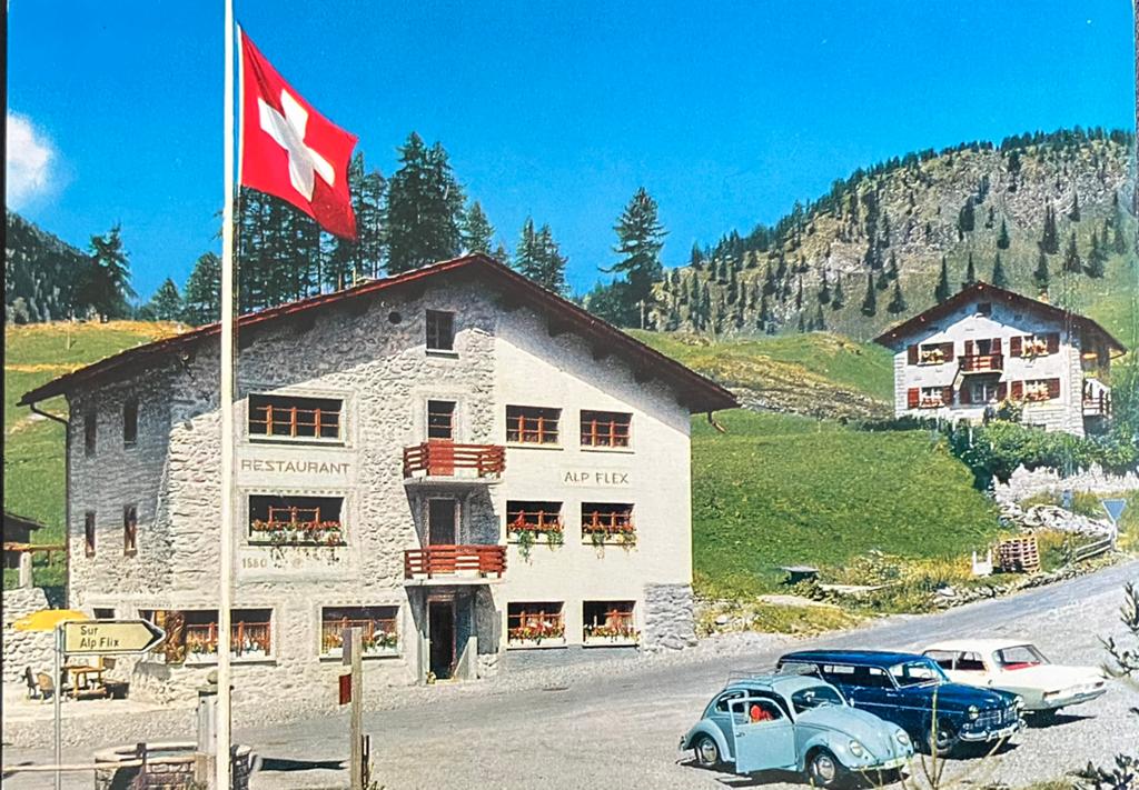 Ansichtkaart met auto’s VW Kever-Volvo in Zwitserland, Verzamelen, Ansichtkaarten | Themakaarten, Ophalen of Verzenden, 1960 tot 1980