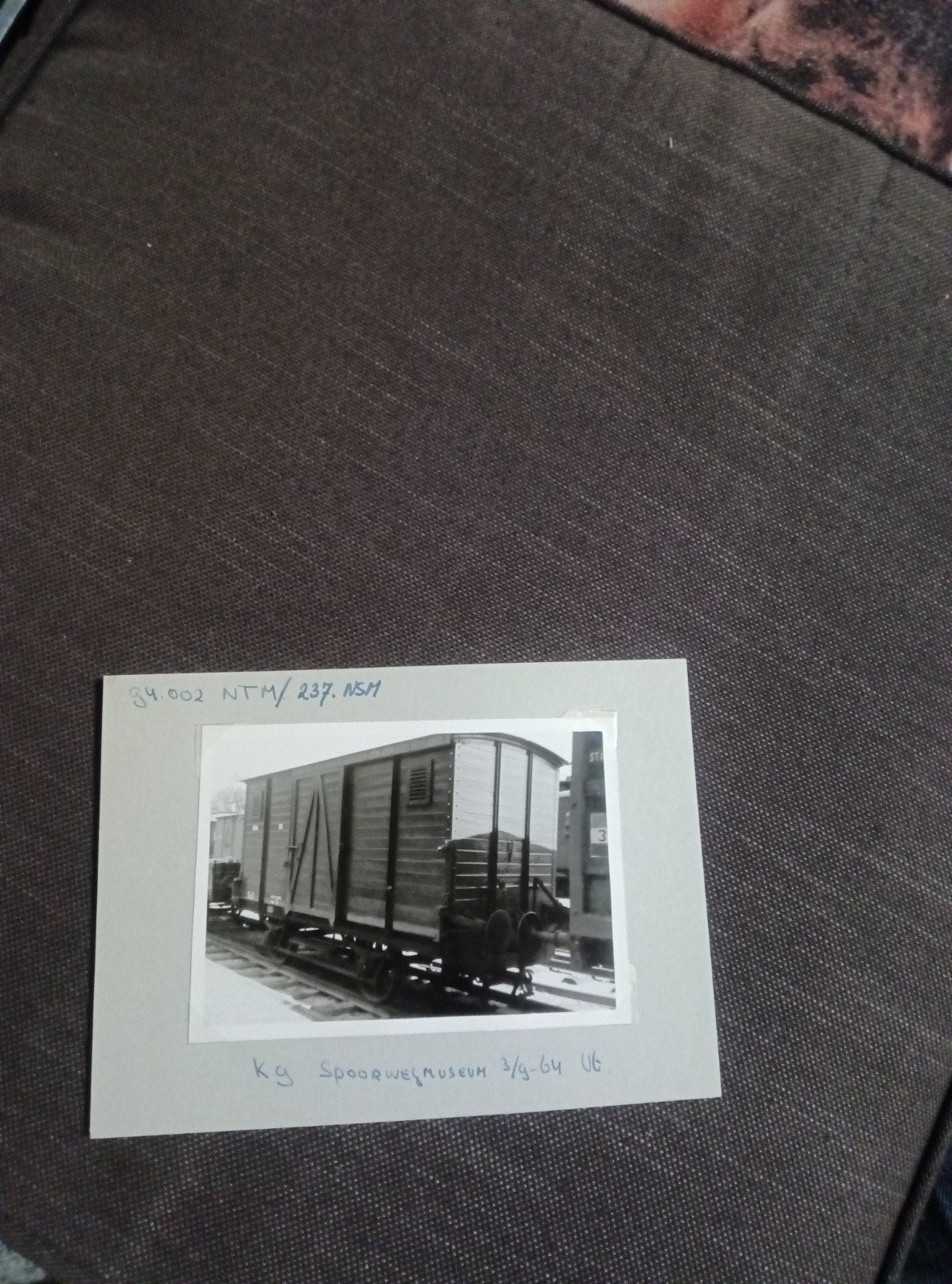 Zwart-wit foto van een goederenwagon - Spoorwegmuseum, Ophalen of Verzenden, Gebruikt, Trein, Kaart of Prent