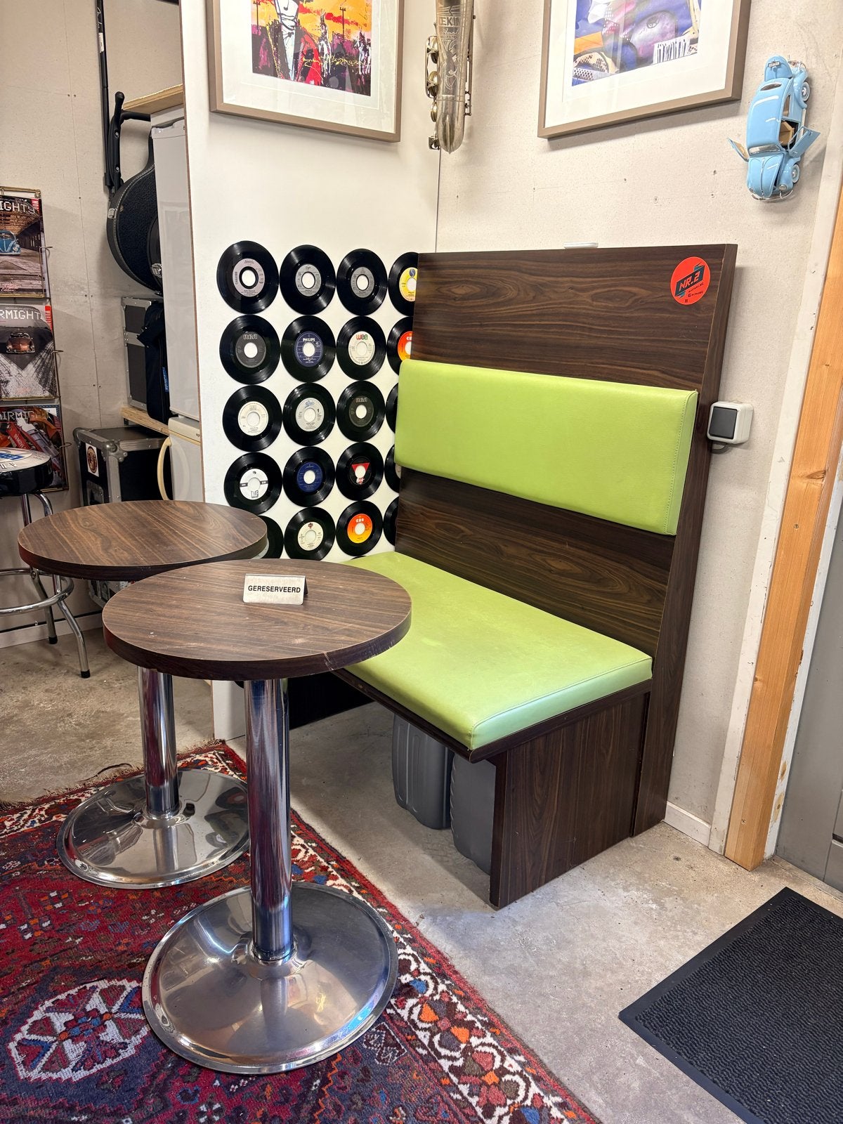 Vintage diner bank met groene bekleding en twee tafeltjes, Ophalen, Gebruikt, Twee, Overige kleuren