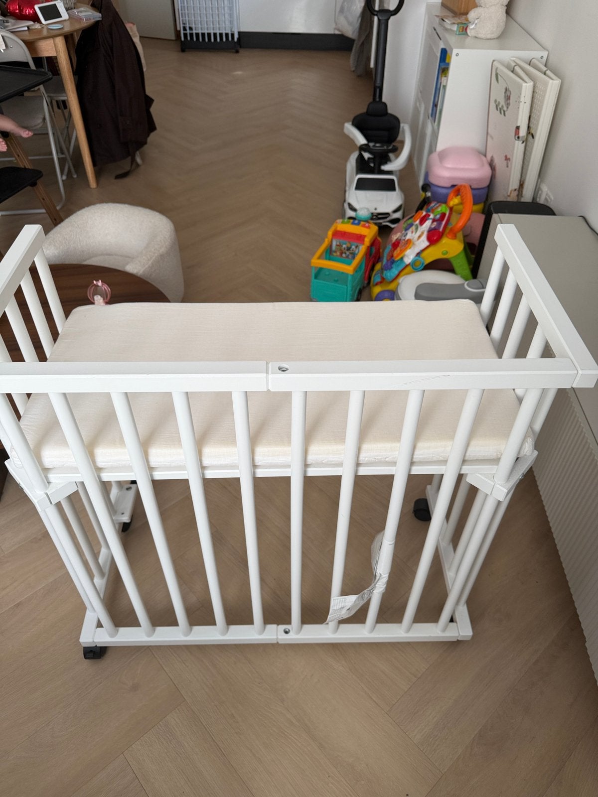 BabyBay co-sleeper wit met wieltjes – inclusief matras, Kinderen en Baby's, Ophalen, Zo goed als nieuw, Wieltjes