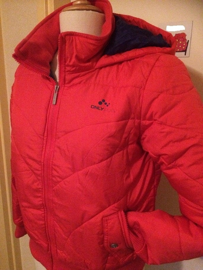 Nieuw stoer kort rood winterjack v Only Play mt 38 en 42, Kleding | Dames, Maat 42/44 (L), Nieuw, Ophalen of Verzenden, Only Play
