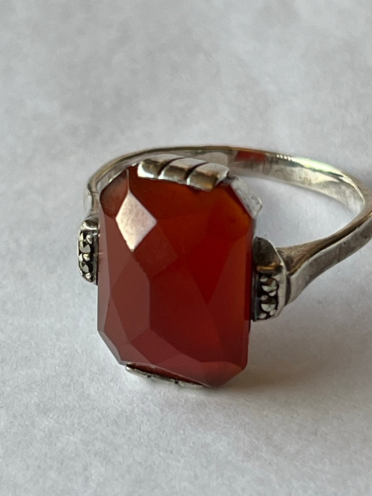 Art Deco Zilveren Ring met gefacetteerde Cornalijn, Verzenden, Zo goed als nieuw, 17 tot 18, Met edelsteen