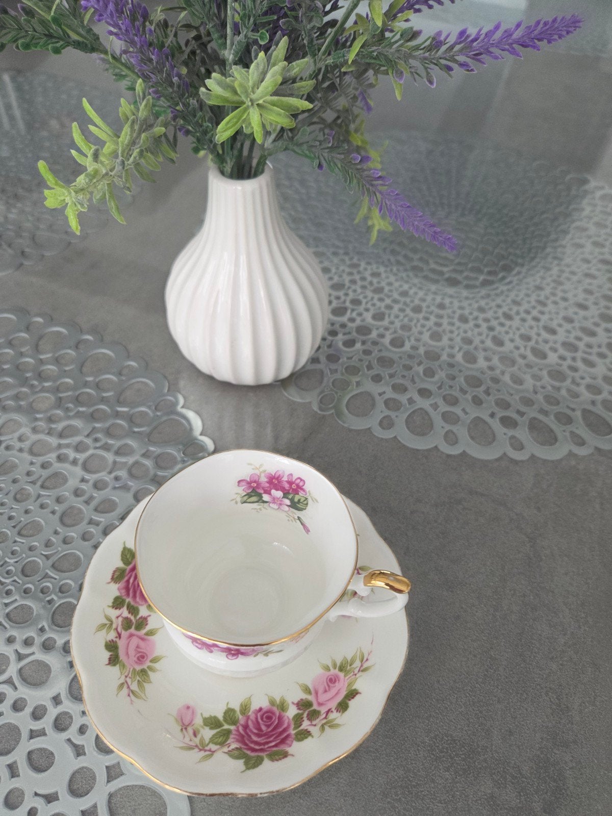 Royal Ascot "Charming Violet" theekop en schotel, Antiek en Kunst, Ophalen