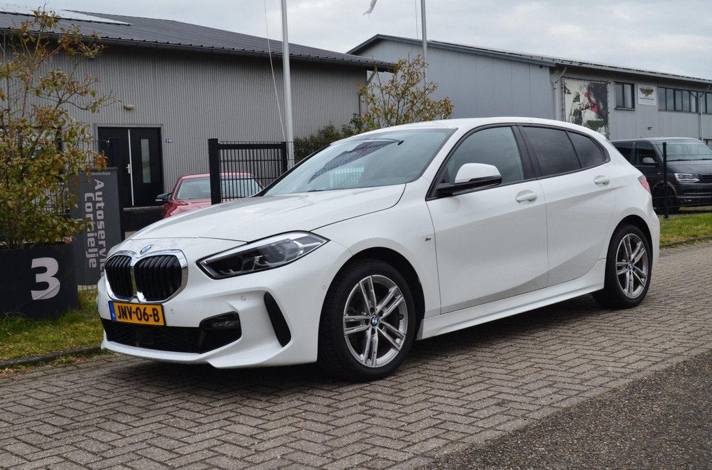 BMW 1-serie 118i High Executive M pakket, Carplay, Camera, L, Auto's, BMW, 136 pk, Gebruikt, Leder en Stof, Wit
