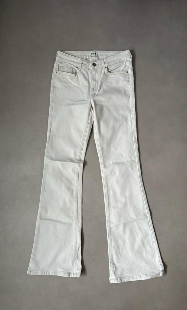 Witte flared jeans van Only- Maat 30 S, Ophalen of Verzenden, Zo goed als nieuw, Overige kleuren, W28 - W29 (confectie 36)