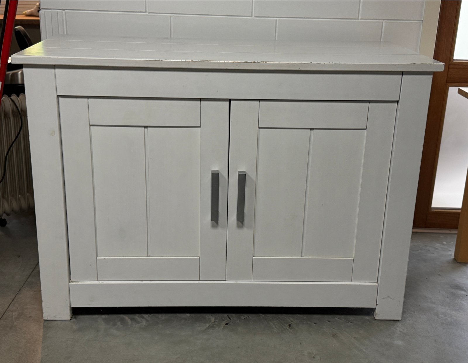 Massief houten witte babycommode met 2 deuren en legplank, Ophalen, Gebruikt