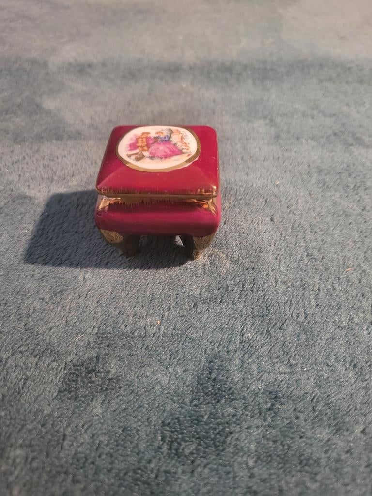 Miniatuur Porseleinen Pillendoosje met Gouden Details, Ophalen