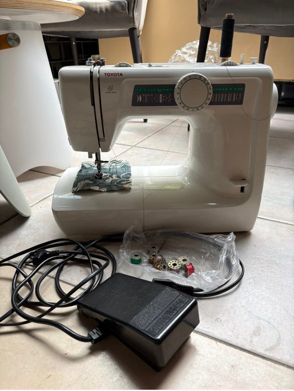 Toyota KB16 RS2000 naaimachine, Ophalen, Zo goed als nieuw, Naaimachine
