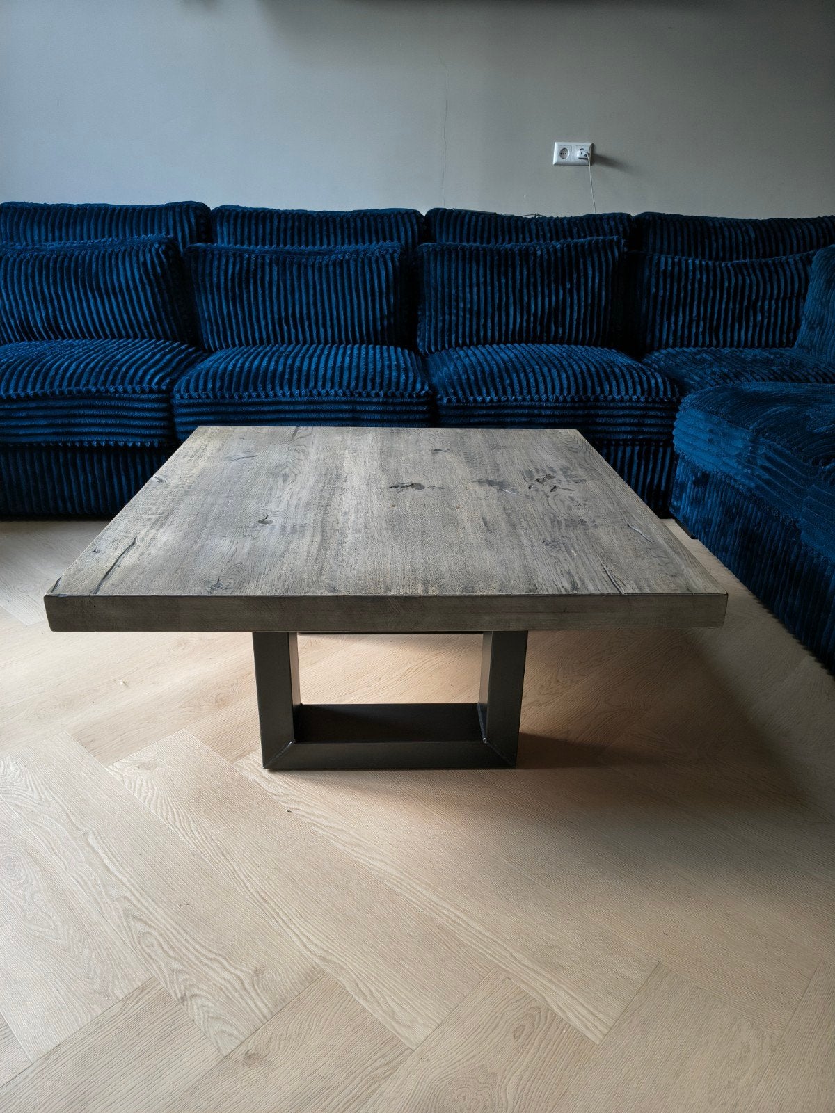 Robuuste salontafel met stalen u poten, Huis en Inrichting, Ophalen, Gebruikt, 50 tot 100 cm, Vierkant