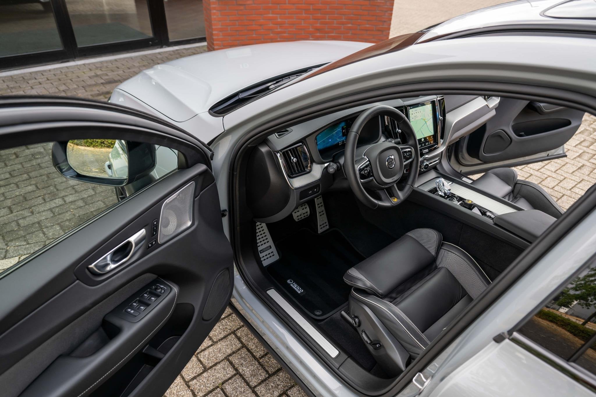 Volvo XC60 2.0 T8 AWD Polestar Engineered HEICO B&W Pano, Auto's, Automaat, Dealer onderhouden, Verwarmde buitenspiegels, Gebruikt
