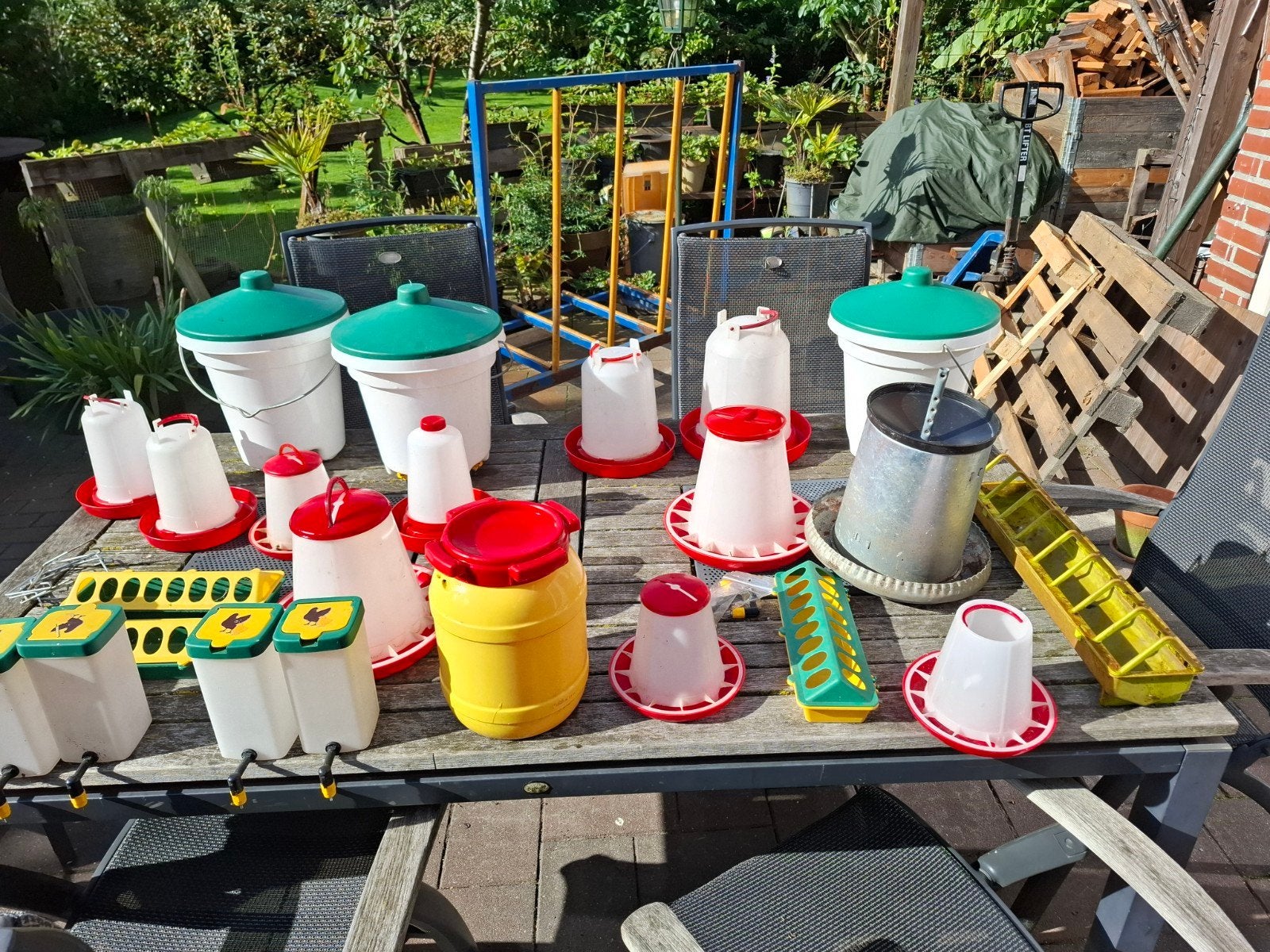 kippen drinkbakken, drinkemmers groot en voer bakken diverse, Ophalen, Drinken en Voederen