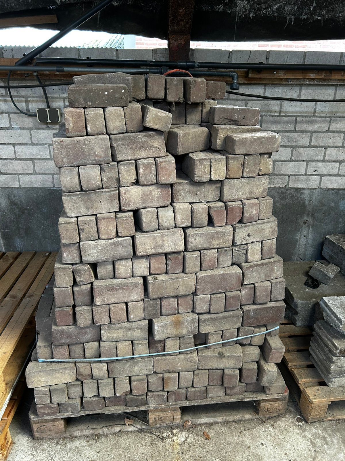 Gebakken dikformaat rood, Tuin en Terras, Ophalen, Zo goed als nieuw, Overige materialen, 10 m² of meer