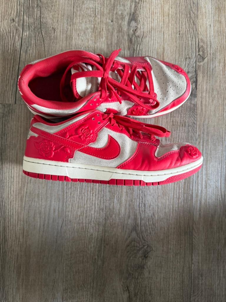Nike Dunk Low “red roses”, Ophalen of Verzenden, Sneakers of Gympen, Gedragen, Rood