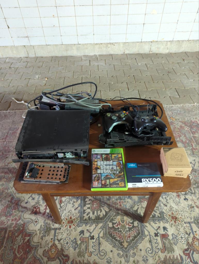 Gedemonteerde XBOX 360 met twee controllers en extras, Spelcomputers en Games, Spelcomputers | Xbox 360, Ophalen, Met 2 controllers