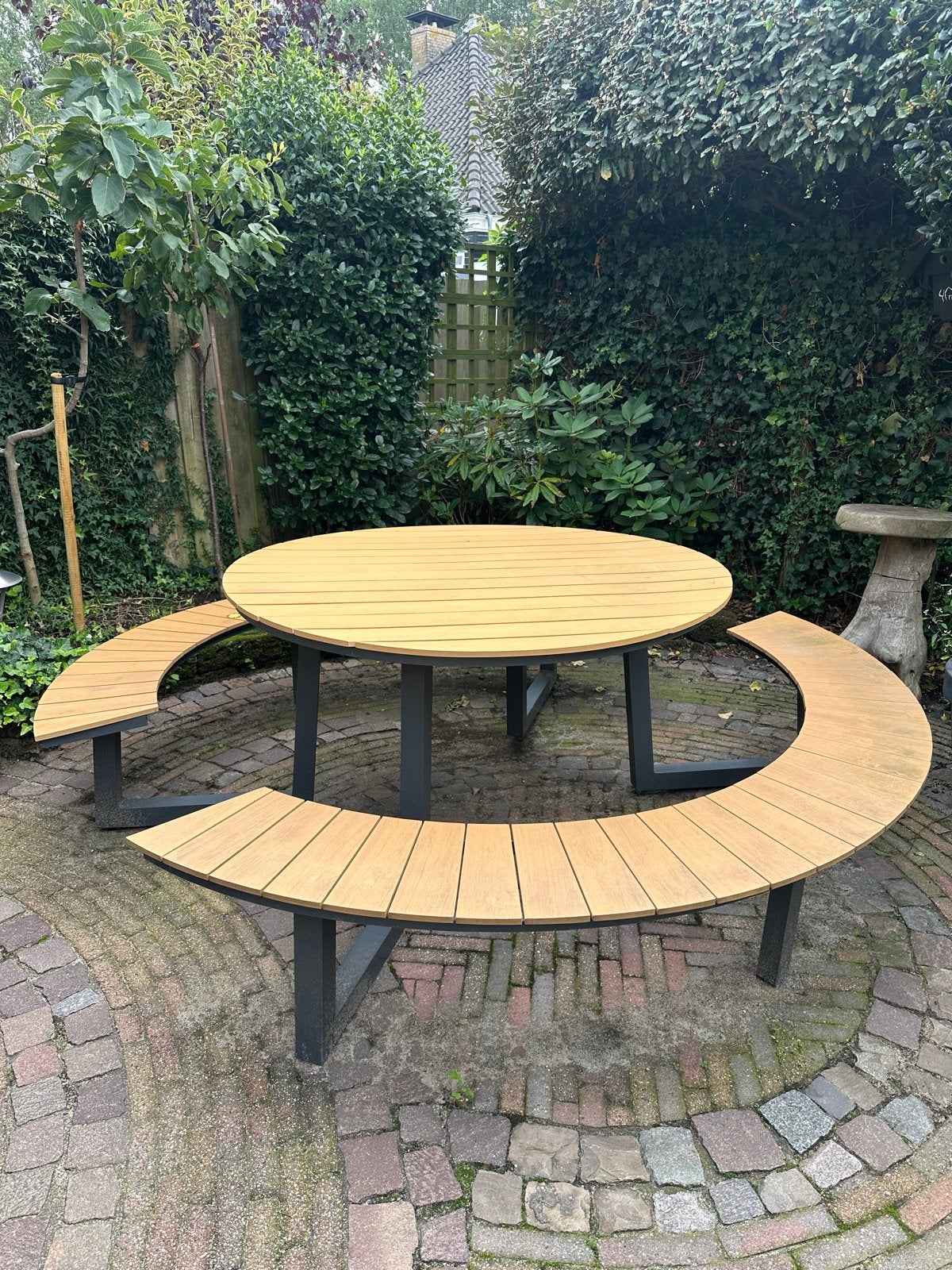 Arezzo - eettafel Aluminium - Rond, Ophalen, Meer dan 8 zitplaatsen, Aluminium, Zo goed als nieuw