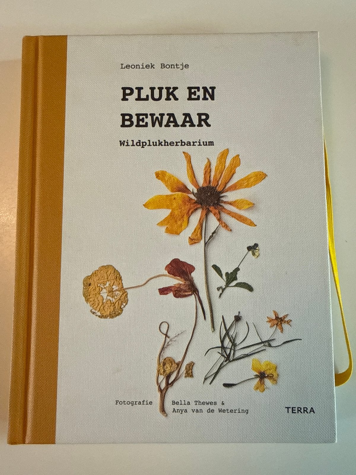 Pluk en Bewaar: Wildplukherbarium - Leoniek Bontje, Ophalen of Verzenden, Zo goed als nieuw, Bloemen, Planten en Bomen