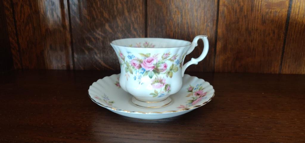 Royal Albert, Moss Rose servies: thee of koffie kop, Antiek en Kunst, Antiek | Servies los, Ophalen