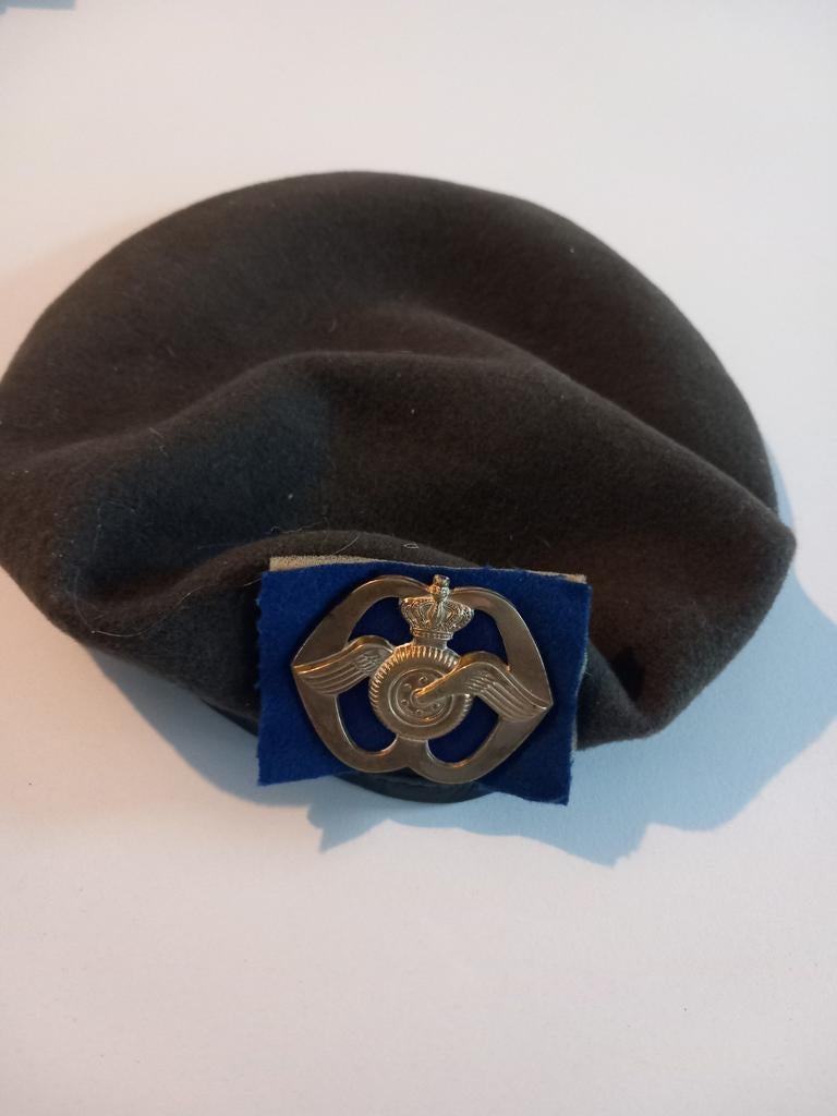 Baret leger met embleem jaren 80, Verzamelen, ., Ophalen of Verzenden, ., Nederland