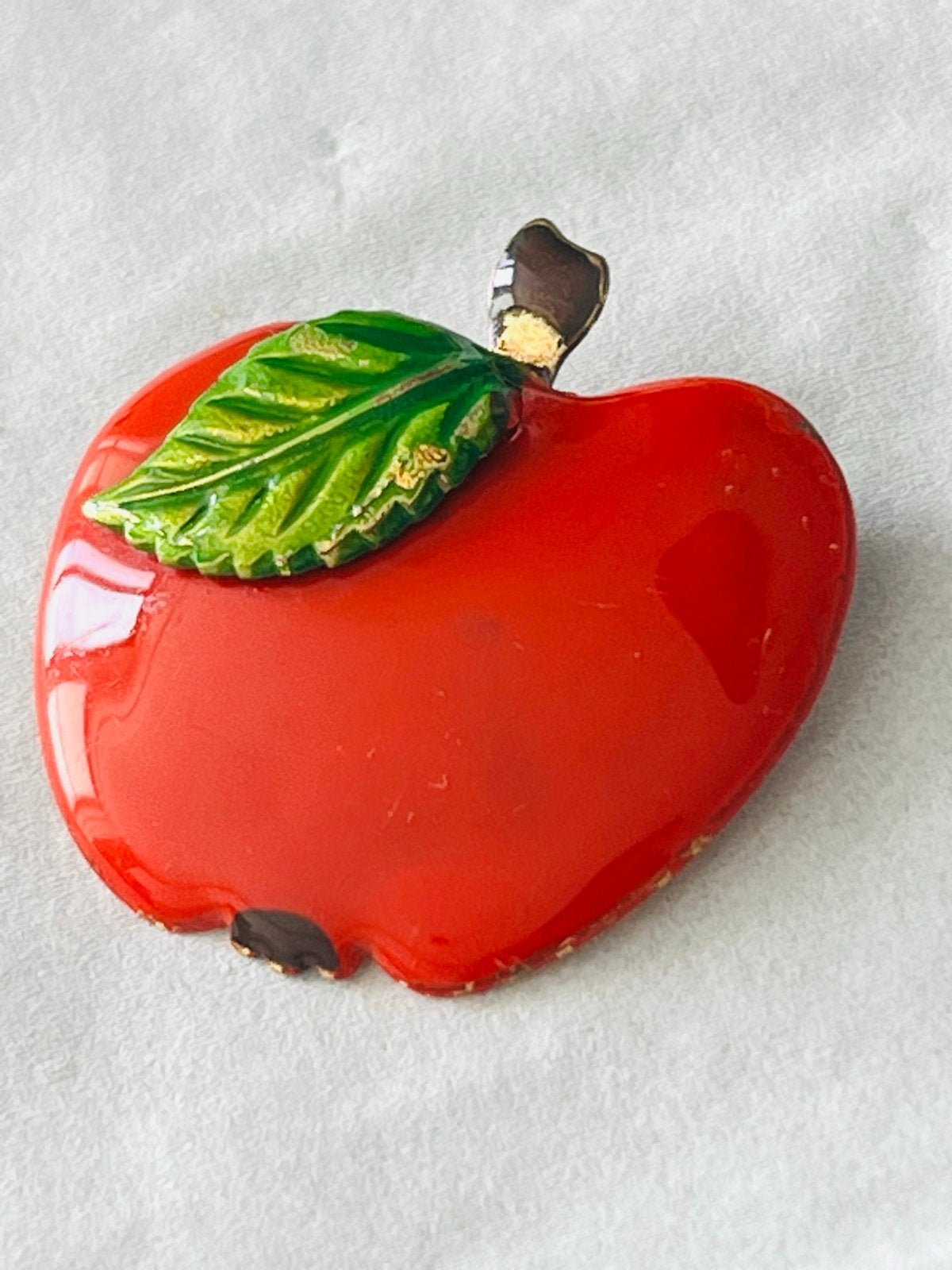 Vintage Jaren 70 Emaille Appel Broche in Nieuwstaat, Overige materialen, 4 tot 7 cm, Verzenden, Nieuw
