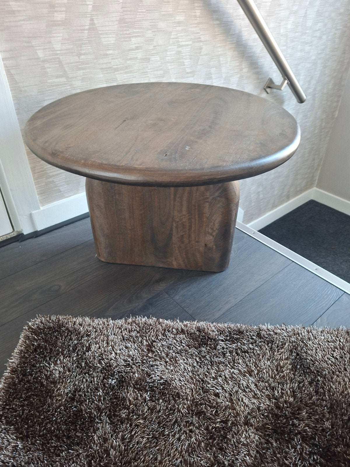 Donker houten mango bijzet/salontafel - Robuust en stijlvol, Huis en Inrichting, Ophalen, 50 tot 100 cm, Rond, 50 tot 100 cm