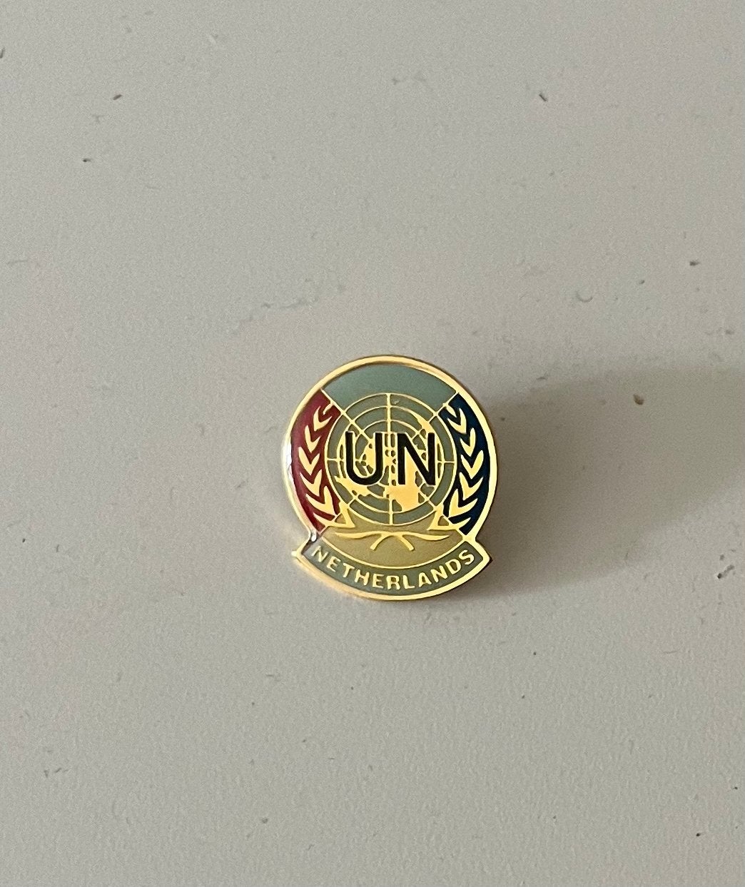 UN Netherlands Speldje - Vintage Collectie, Verzenden, Zo goed als nieuw, Overige onderwerpen, Speldje of Pin