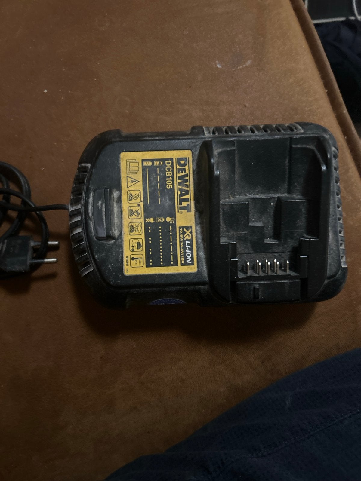 DeWalt DCB105 Oplader 18V XR Li-Ion, Ophalen of Verzenden, Gebruikt