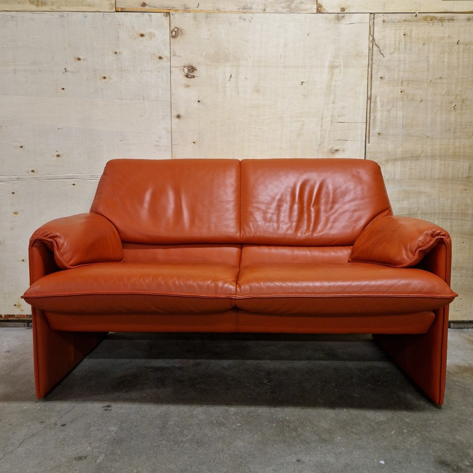 Leolux bank tweezits bank Bora Béta leren oranje bank, Kolibrivintagehal@gmail.com, Aaldertgeertsstraat 43 Olst, Design leolux mcm