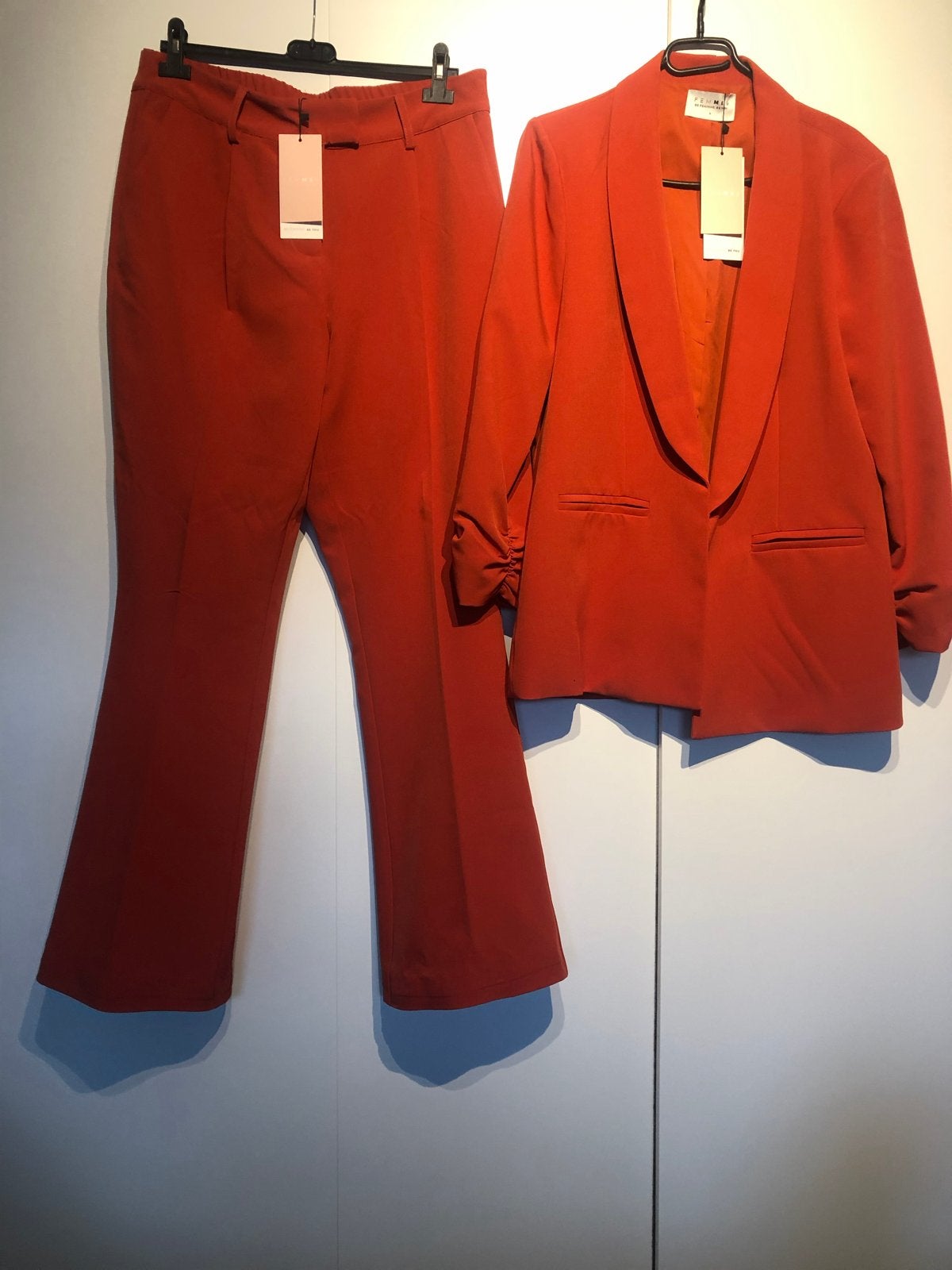 Femme9 Koraalrood/ warm oranje Pak - Blazer en Broek, Kostuum of Pak, Overige kleuren, Maat 46/48 (XL) of groter, Nieuw