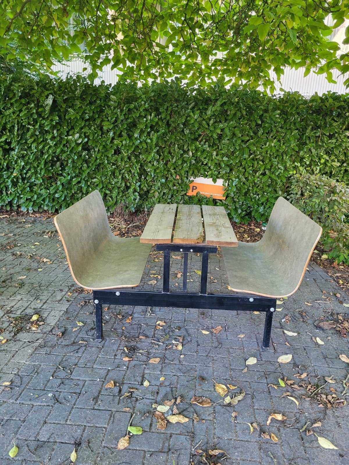 Foto 3 van Compacte tuinset met 2 zitplaatsen ruimte voor 4 personen.